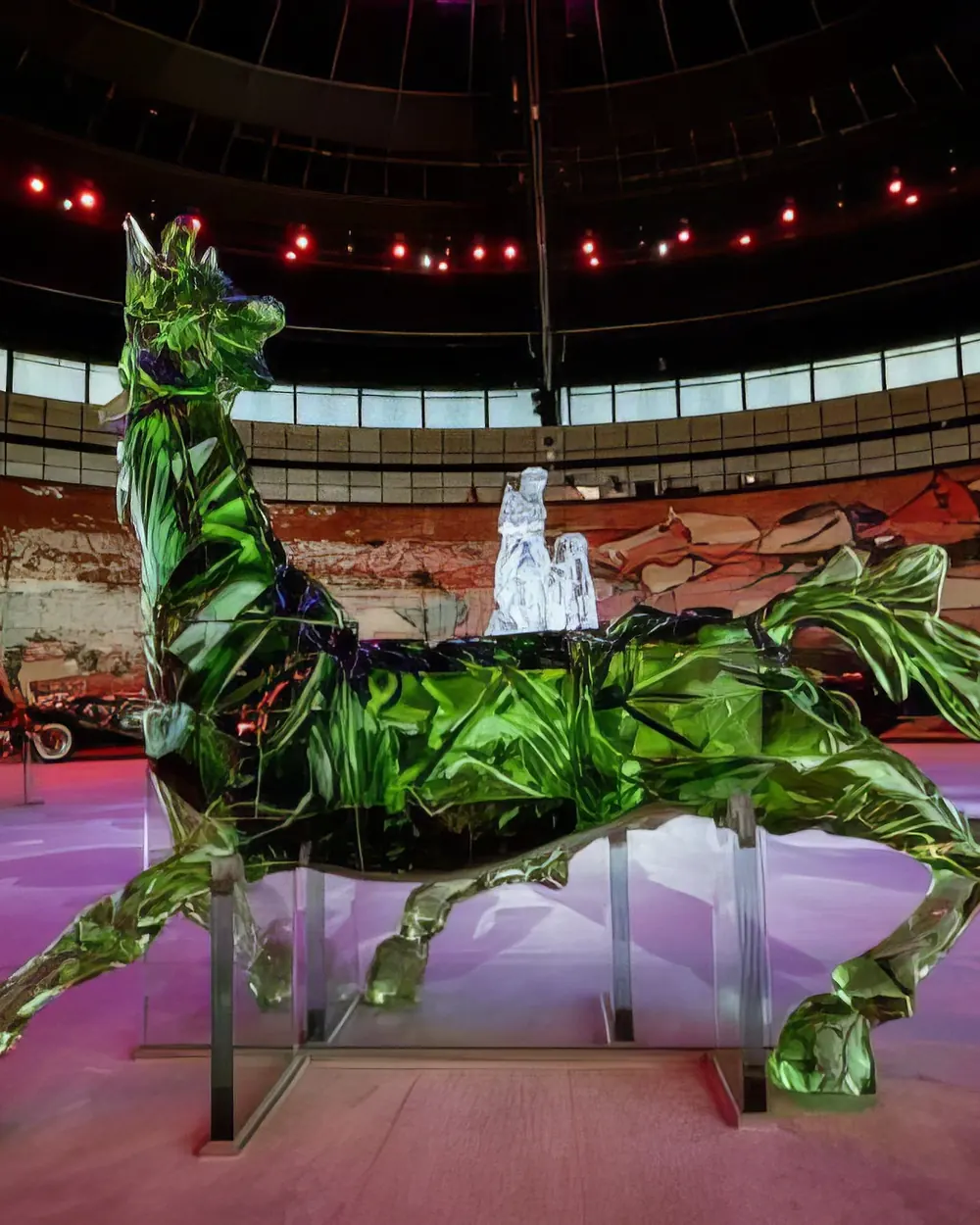 Cavallo in vetro verde di Murano a grandezza naturale di M.F. Husain nel museo della Qatar Foundation